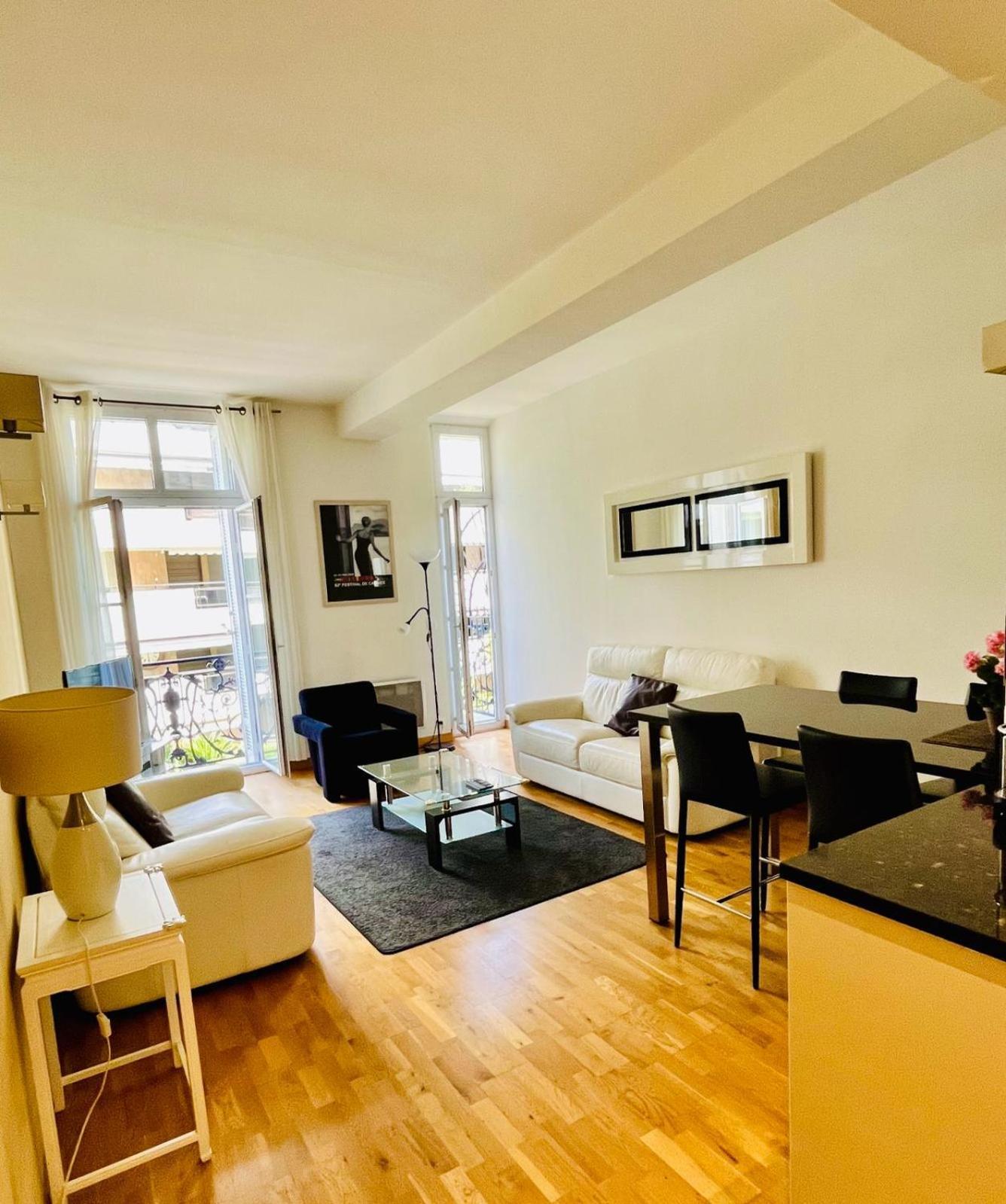 Golden Triangle 2br/2ba Apartment *